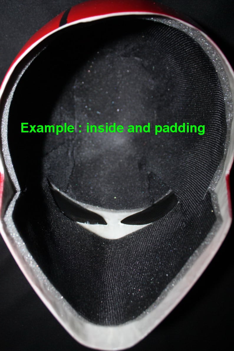 Pu&ograve; includere: Vista interna di un casco rosso e bianco con imbottitura interna nera. Il casco ha una finitura liscia e lucida all'esterno e una fodera morbida e strutturata. L'imbottitura interna &egrave; nera.