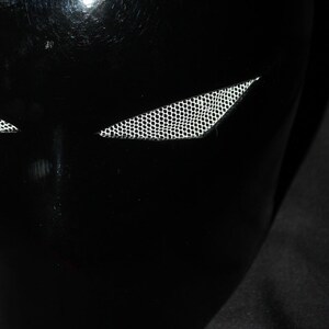 Pu&ograve; includere: Una maschera nera lucida con coperture per gli occhi in rete. La maschera ha una superficie liscia e riflettente e un design elegante. Le coperture per gli occhi sono in rete bianca, creando contrasto. Adatta per cosplay o eventi in costume.
