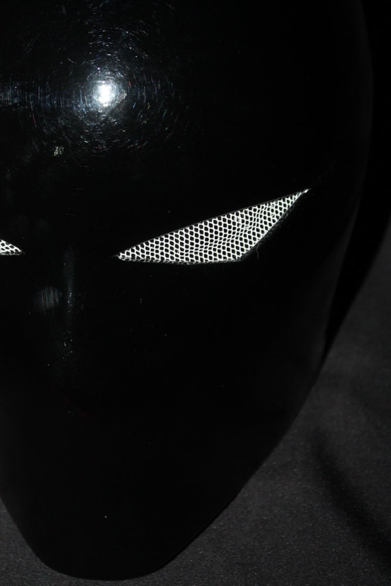 Pu&ograve; includere: Una maschera nera lucida con coperture per gli occhi in rete. La maschera ha una superficie liscia e riflettente e un design elegante. Le coperture per gli occhi sono in rete bianca, creando contrasto. Adatta per cosplay o eventi in costume.