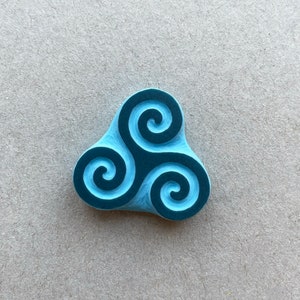 Badge Broche Triskèle Bretagne En Bois Hêtre Gravé Laser - Neuf Avec étiquettes - Fait Main