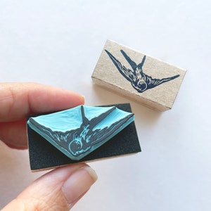 Tampon en caoutchouc d'oiseau d'hirondelle, tampon en caoutchouc sculpté à la main d'un petit oiseau d'hirondelle volant