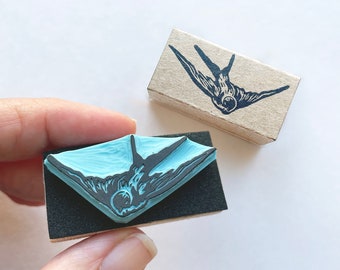 Handskuren stämpel med svalfågel: Vintagestil (3,8 x 1,8 cm)