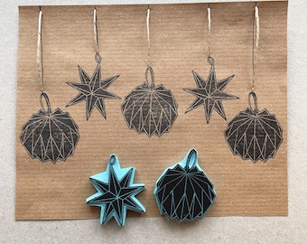 Puede incluir: Conjunto de seis sellos de goma negra con adornos navideños geométricos y estrellas. Los sellos están montados en bloques de madera y están listos para ser utilizados para manualidades y decoración.