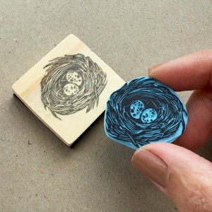Sello de goma con forma de nido de pájaro, sello de goma tallado a mano con forma de nido de pájaro y huevos de Cassastamps. Nido con huevos