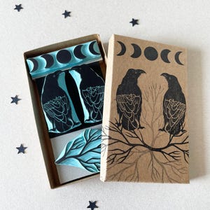 Juego de sellos de goma de Cuervos con rama seca y fases lunares para un estampado estilo academia oscura Set with wood + box