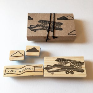 Vintage Flugzeug Stempel mit Spruch, individueller Spruch für die Fahne, handgeschnitzter Stempel, Geschenkset