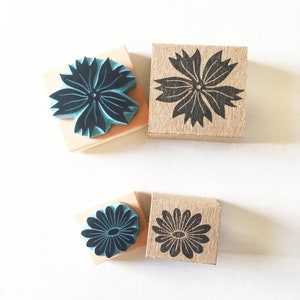Stempels met wilde bloemen, set van twee bloemen. Handgesneden rubberen stempels met bloemen