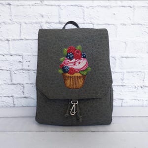 刺繍入りキルティングバックパック：コットン混紡、調節可能なストラップ