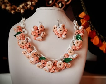 Collana e orecchini con campanelle di fiori ispirati a Miriam Haskell in stile vintage, anni '40 e '50