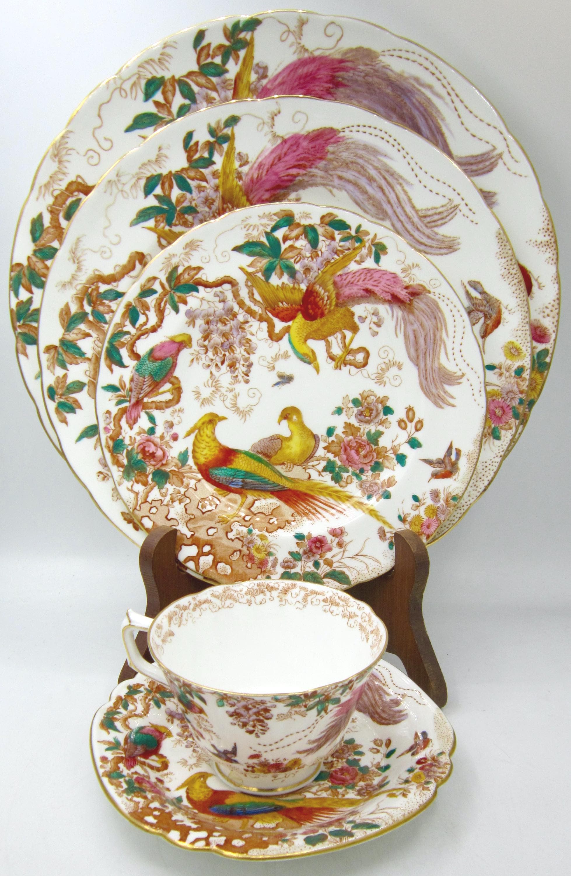  crown derby 陶器　鳥 A Group of Royal Crown Derby Bird Paperweights of 2 Robins, 1
