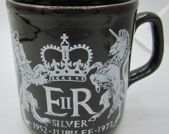 Queen Elizabeth II Silver Jubilee (1977) - Cartwrights Commemorative Mug - England