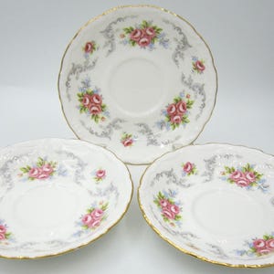 Royal Albert Tranquility Bone China Untertassen (3) - Pinke Rosen und graue Schriftrollen - England