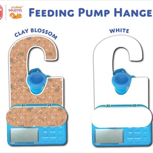 Pode incluir: Dois suportes para bombas de alimenta&ccedil;&atilde;o, um com um design floral "Clay Blossom" e o outro em branco. Ambos t&ecirc;m um suporte de bomba azul e uma base azul com um visor digital. O texto "FEEDING PUMP HANGER" &eacute; exibido acima dos produtos.
