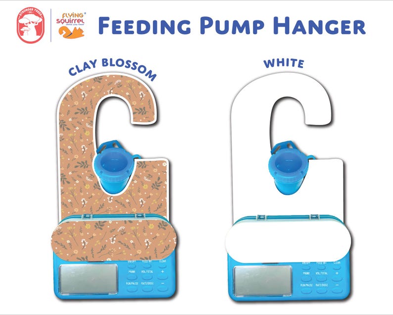 Pode incluir: Dois suportes para bombas de alimenta&ccedil;&atilde;o, um com um design floral "Clay Blossom" e o outro em branco. Ambos t&ecirc;m um suporte de bomba azul e uma base azul com um visor digital. O texto "FEEDING PUMP HANGER" &eacute; exibido acima dos produtos.