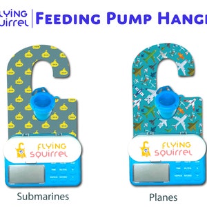 Op de afbeelding: Een blauwe en witte voedingspomp hanger met een blauw en geel onderzee&euml;rpatroon. De hanger heeft een haak aan de bovenkant en een kleine blauwe beker aan de zijkant. De onderkant van de hanger heeft een digitaal display met de tekst "Flying Squirrel" bovenaan.