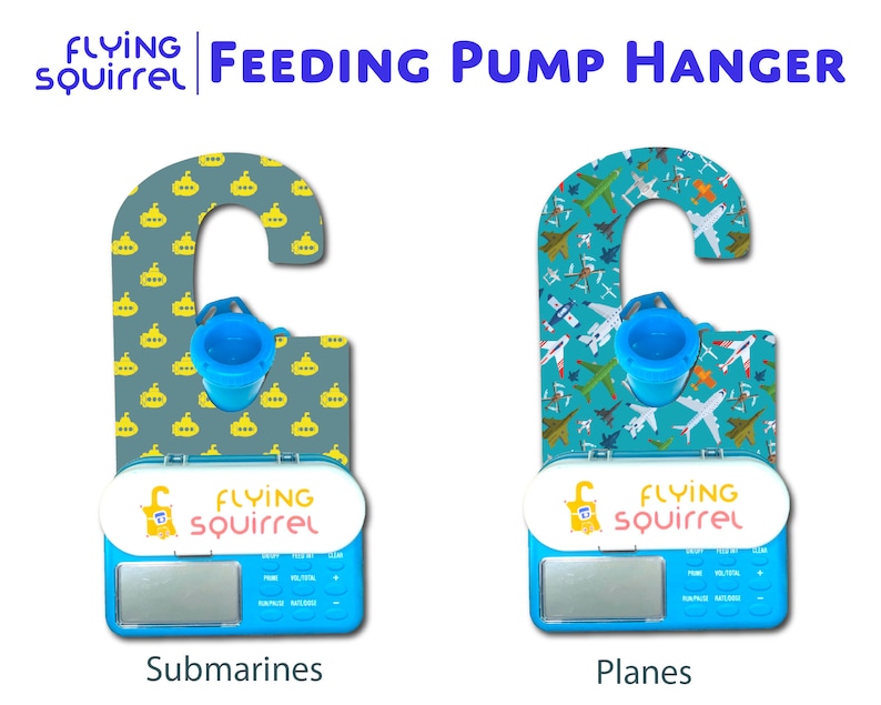Op de afbeelding: Een blauwe en witte voedingspomp hanger met een blauw en geel onderzee&euml;rpatroon. De hanger heeft een haak aan de bovenkant en een kleine blauwe beker aan de zijkant. De onderkant van de hanger heeft een digitaal display met de tekst "Flying Squirrel" bovenaan.