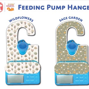 Pode incluir: Dois suportes para bombas de alimenta&ccedil;&atilde;o com base azul e design floral. Um apresenta um padr&atilde;o de flores silvestres, o outro um design de jardim de s&aacute;lvia. Os suportes t&ecirc;m um copo azul e o texto "Feeding Pump Hanger".