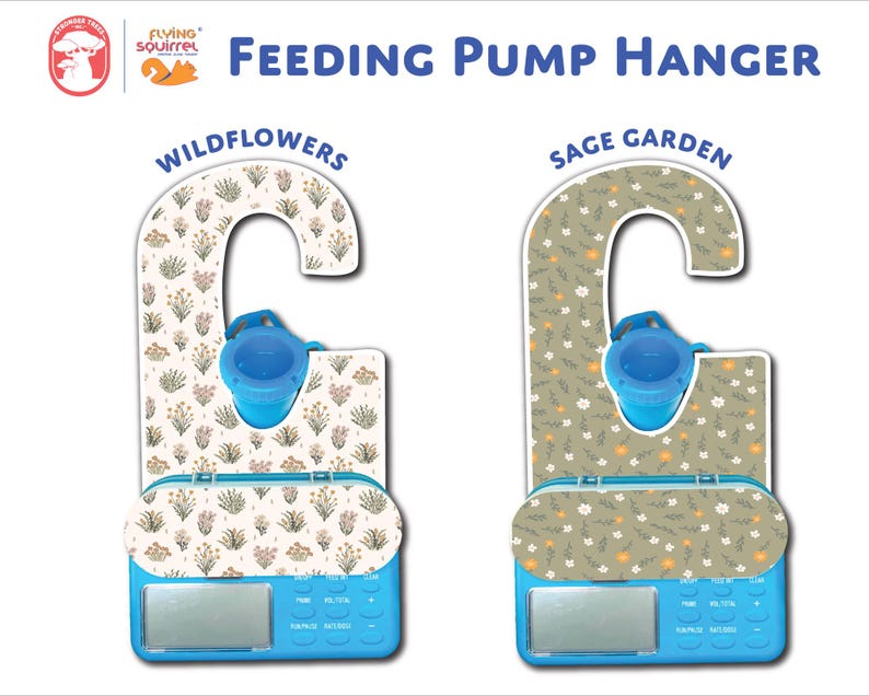 Pode incluir: Dois suportes para bombas de alimenta&ccedil;&atilde;o com base azul e design floral. Um apresenta um padr&atilde;o de flores silvestres, o outro um design de jardim de s&aacute;lvia. Os suportes t&ecirc;m um copo azul e o texto "Feeding Pump Hanger".