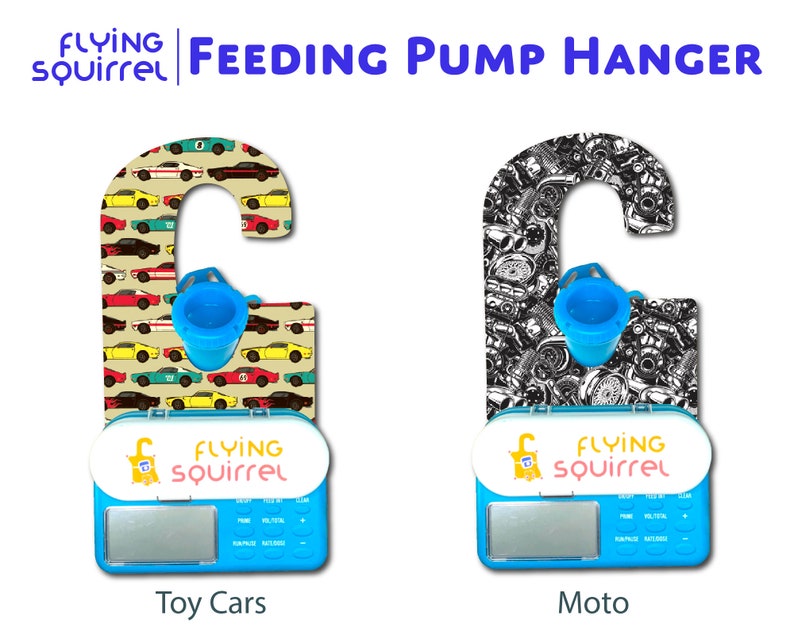 Op de afbeelding: Een blauwe en witte voedingspomp-hanger met een digitaal display en een blauwe tuit. De hanger heeft twee verschillende ontwerpen: een met speelgoedauto's en de andere met motorfietsen. De tekst "Flying Squirrel" staat op de voorkant van de hanger.