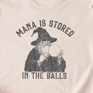 Camiseta divertida de mago. Idea de regalo para gamers. Camisetas para amantes de la fantasía. El maná se almacena en las bolas. Videojuegos de rol, cartas y juegos de mesa.