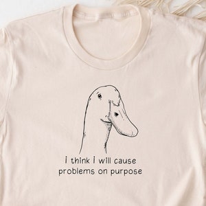 Camiseta divertida de ganso y pato. Creo que causaré problemas a propósito. Idea de regalo de camiseta Meme. Camiseta. Gráfico de animal tonto de pájaro nerd