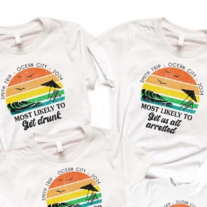 Puede incluir: Cuatro camisetas blancas con un gráfico de puesta de sol y texto que dice "Smith Trip - Ocean City - 2024" y "Most Likely To..." seguido de una frase divertida. Las frases son "Get drunk", "Get us all arrested", "Complain about matching shirts", y "Build the best sandcastles".