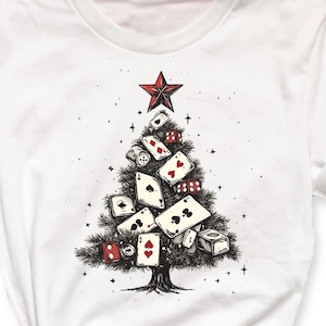 Spiel Karte Weihnachtsbaum Shirt. Einzigartiges grafisches T-Shirt Tshirt Tee. Retro-Stil Illustration Kunst. Kasino spielende Spieler Cruise Cards T.
