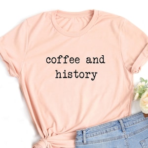 コーヒーと歴史のTシャツ、歴史専攻の教師のシャツ、面白いギフト、女性、男性、女性、子供、赤ちゃん、彼と彼女へのTシャツギフト、歴史家の本