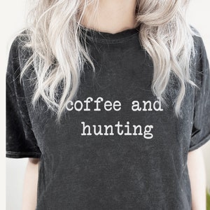 Kaffee und Jagd T-Shirt, Jäger Shirt, Geschenke Frauen Männer Damen Kinder, Tshirt, Geschenk für Ihn Sie, Mutter Geschenk, Jagd Koffein Land