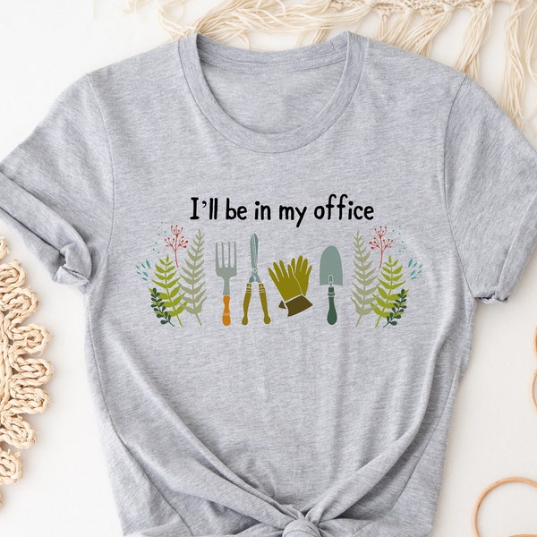 Je serai dans ma chemise de jardinage au bureau. Idée cadeau T-shirt jardinier. Cadeau de t-shirt local. Plantes Légumes Herbes À L’Extérieur Nature Lover Tee