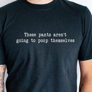 Rolig dessa byxor kommer inte att bajsa på sig tröja t-shirt t-shirt grafisk meme konstig födelsedagspresent Gen Z obalanserad