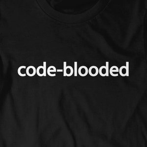 Könnte beinhalten: Schwarzes T-Shirt mit dem Aufdruck "code-blooded" in Weiß auf der Vorderseite.