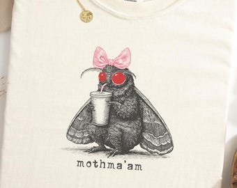 Camiseta divertida de Mothma'am con colores cómodos y temática de Mothman. Camiseta de fantasía sobrenatural con temática de criptidos, criptidos y Mothman.
