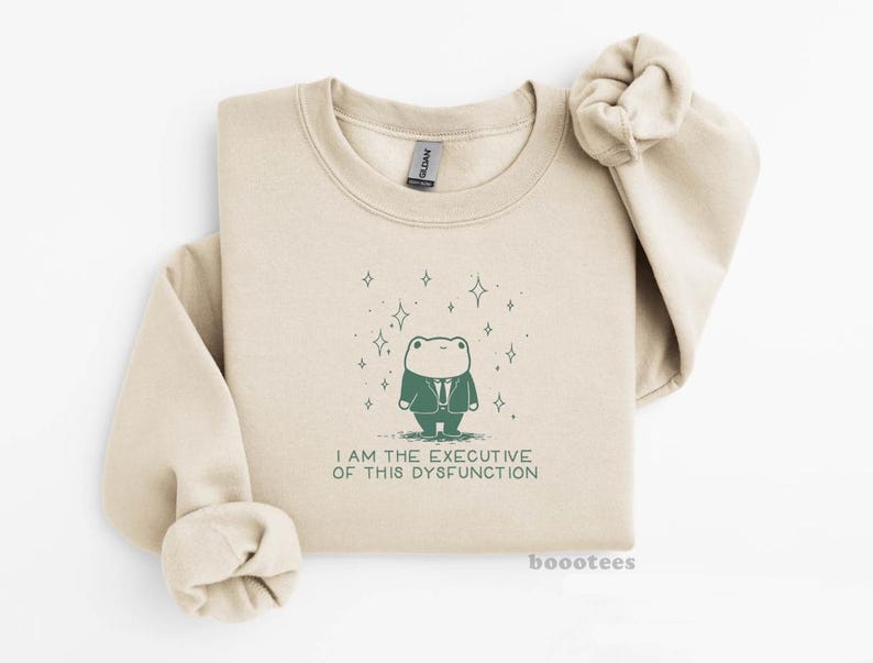 Rolig Groda Sweatshirt T-shirt Jag Är Verkställande Direktören För Denna Dysfunktion Ohämmade Dumt Udda Fånigt Obekvämt T-shirts T-shirts T-shirts bild 1