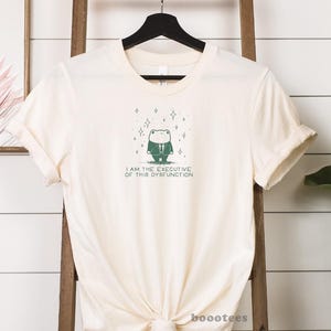 Rolig Groda Sweatshirt T-shirt Jag Är Verkställande Direktören För Denna Dysfunktion Ohämmade Dumt Udda Fånigt Obekvämt T-shirts T-shirts T-shirts bild 2