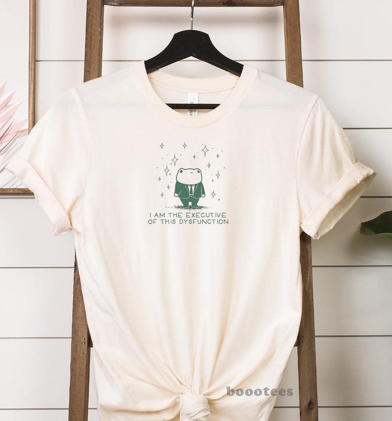 Rolig Groda Sweatshirt T-shirt Jag Är Verkställande Direktören För Denna Dysfunktion Ohämmade Dumt Udda Fånigt Obekvämt T-shirts T-shirts T-shirts bild 2