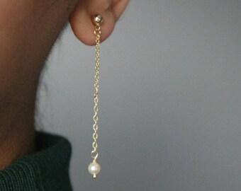 Dainty pearl earrings, pearl stud earrings, bridal earrings, bridesmaid earrings. white pearl earrings, pearl earrings