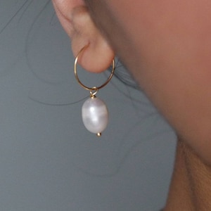 Pearl hoop earrings, gold hoop earrings, mini hoop earrings, fresh pearl earrings, baroque Pearl Earrings, gold hoops