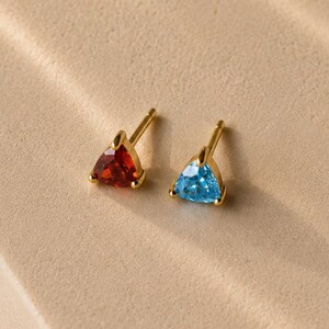 Bunte Dreieck Ohrstecker Gold | Farbige Zirkonia Ohrringe Minimalistisch | Kleine Stud Earrings | Moderne Ohrstecker Damen