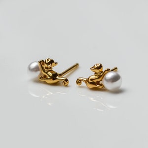 Winzige goldene Katzen Ohrstecker mit Perle kleine goldene Ohrringe Katzen Ohrstecker Gold Perlen Ohrstecker Kleine Perlen Ohrringe Bild 4
