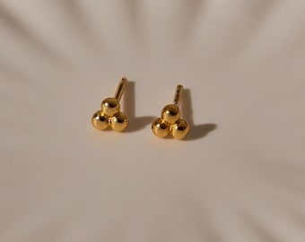 Pendientes de botón de plata de ley 925 chapados en oro – Pendientes de botón minimalistas con forma de bola – Pendientes pequeños de oro – Joyería delicada – Plata de ley reciclada