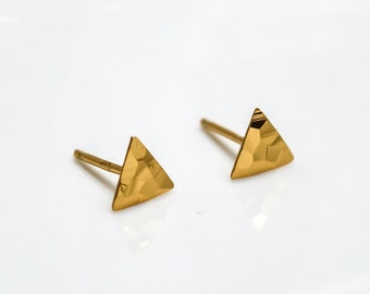 Pequeños tachuelas de oro * tachuelas de triángulos pequeños * tachuelas geométricas * tachuelas de oro * joyas de oro
