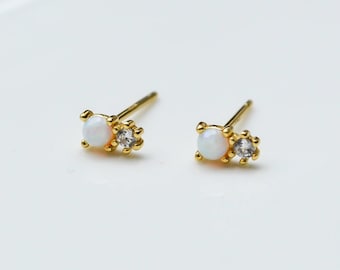 Zarte Opal CZ Ohrstecker * Gold Ohrstecker * Mondstein Ohrstecker vergoldet * winzige goldene Ohrstecker * Minimalistische Ohrstecker gold