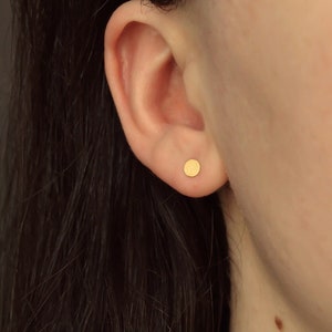 Matte goldene Plättchen Ohrstecker minimalistische Ohrringe winzige Plättchen Ohrstecker minimalistischer Schmuck Bild 1