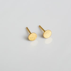 Matte goldene Plättchen Ohrstecker minimalistische Ohrringe winzige Plättchen Ohrstecker minimalistischer Schmuck Bild 5