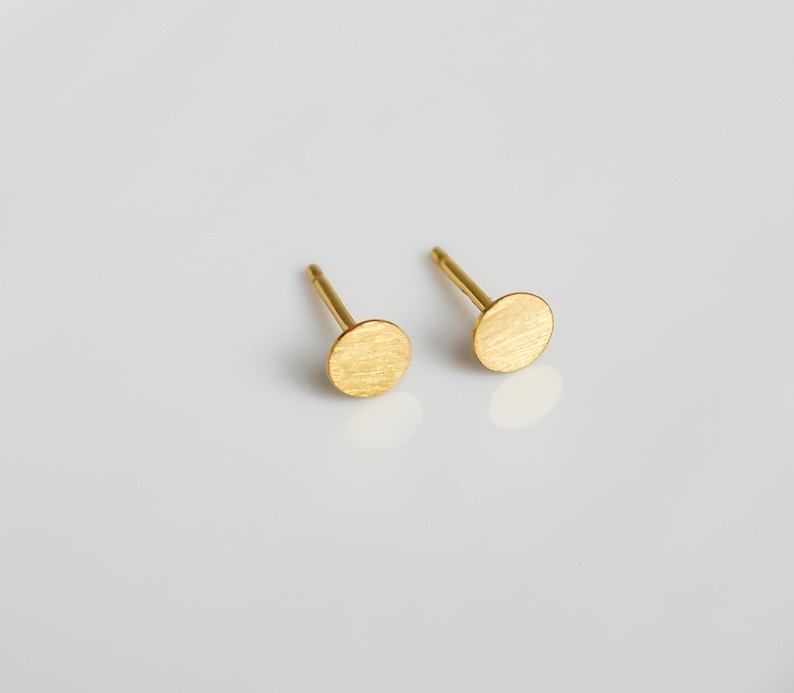 Matte goldene Plättchen Ohrstecker minimalistische Ohrringe winzige Plättchen Ohrstecker minimalistischer Schmuck Bild 5