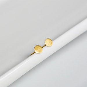 Matte goldene Plättchen Ohrstecker minimalistische Ohrringe winzige Plättchen Ohrstecker minimalistischer Schmuck Bild 7