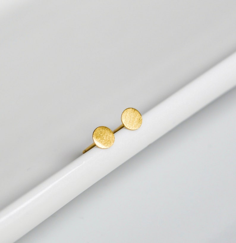 Matte goldene Plättchen Ohrstecker minimalistische Ohrringe winzige Plättchen Ohrstecker minimalistischer Schmuck Bild 7