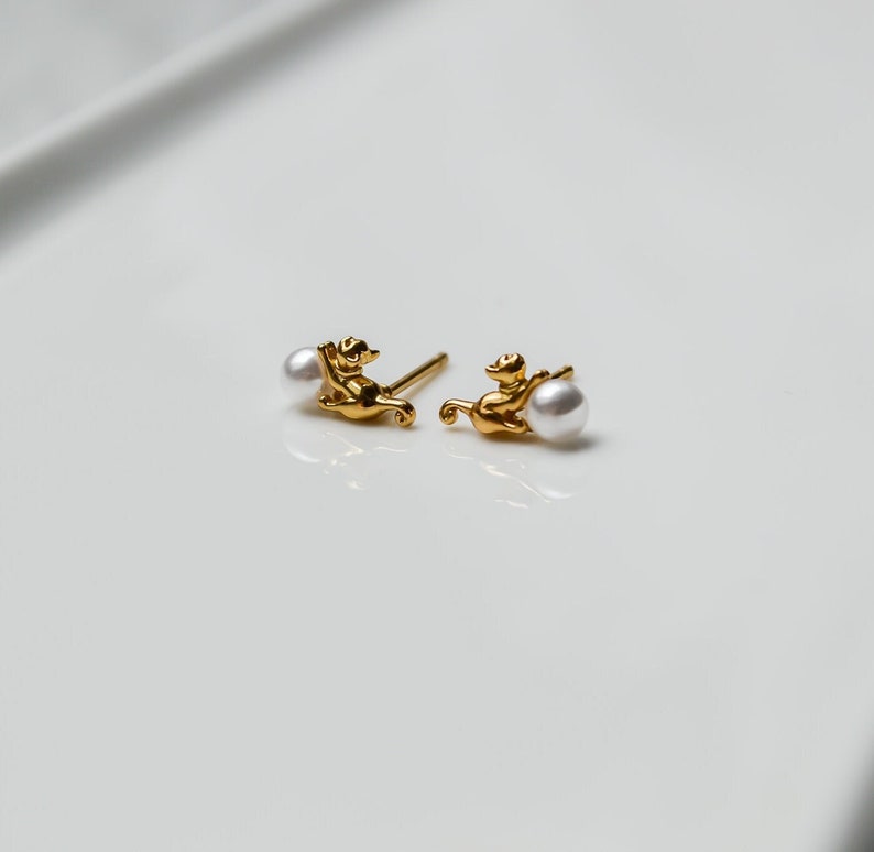 Winzige goldene Katzen Ohrstecker mit Perle kleine goldene Ohrringe Katzen Ohrstecker Gold Perlen Ohrstecker Kleine Perlen Ohrringe Bild 4