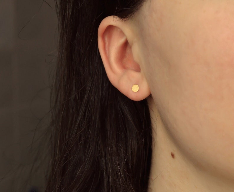 Matte goldene Plättchen Ohrstecker minimalistische Ohrringe winzige Plättchen Ohrstecker minimalistischer Schmuck Bild 1